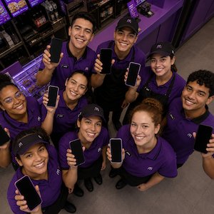Colaboradora recebendo notificação no celular